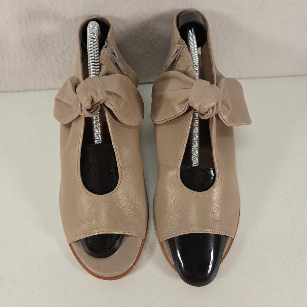 Bernardo Lizzie Glove Leather Peep Toe Heeled Sandals with Bow Taupe 6M NWOT